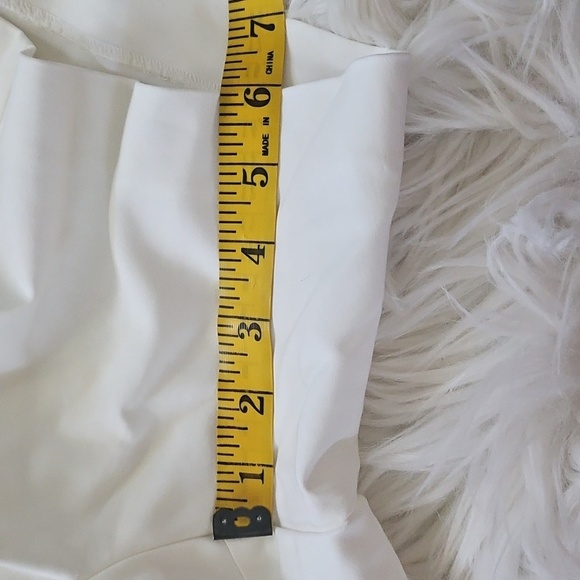 Vince Camuto Off- White Tailored Shorts with 6" Inseam - Picture 11 of 12